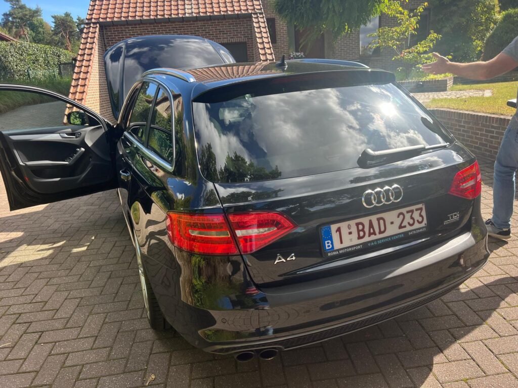 Audi A4 break noire de 2013, vue de trois quarts arrière.