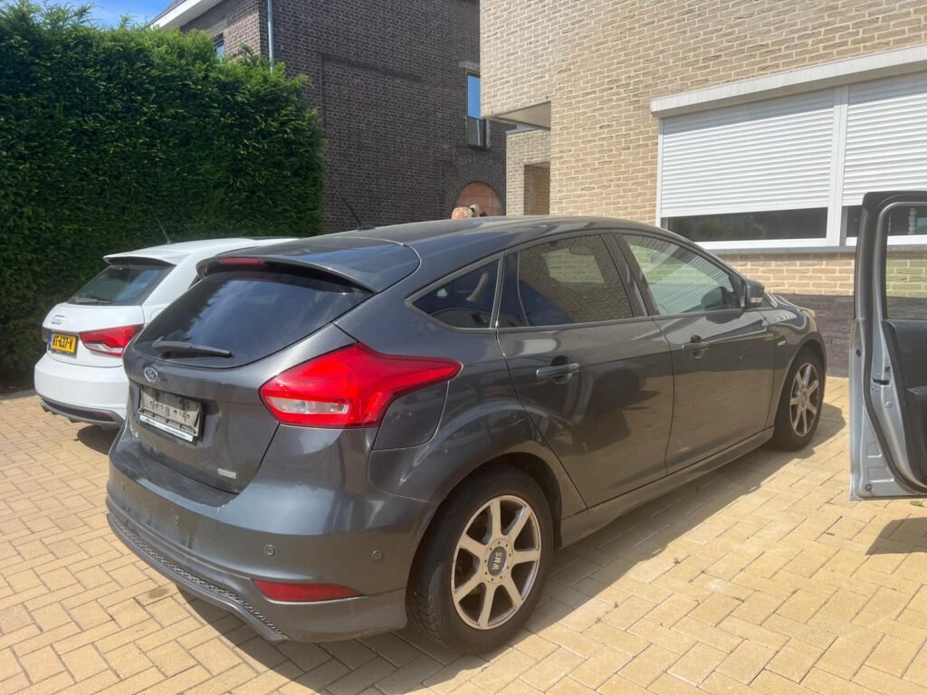 Ford Focus grise de 2014 rachetée à Liège