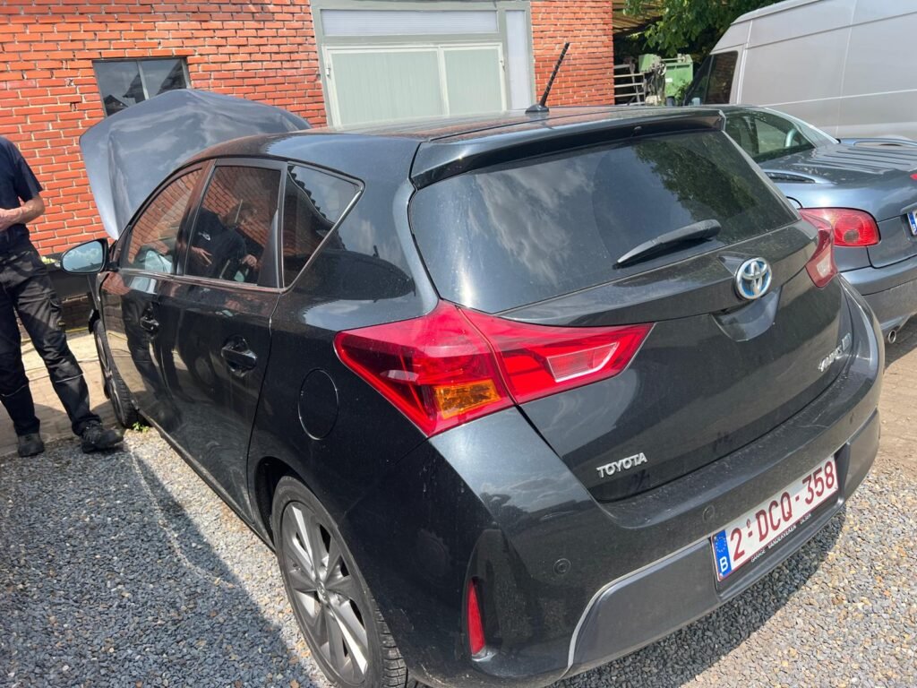 Toyota Auris hybride de 2015 rachetée à Nivelles, vue de trois quarts arrière.