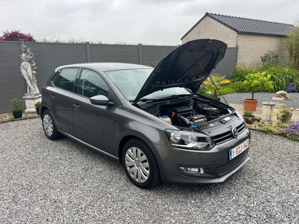 Volkswagen Polo grise de 2014, vue de trois quarts avant avec le capot ouvert.