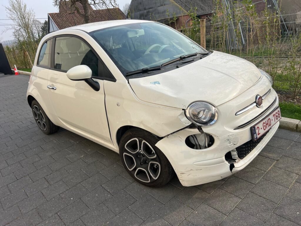 Fiat 500 avec un pare-chocs avant endommagé, rachetée par CarSwitch24 à Genappe