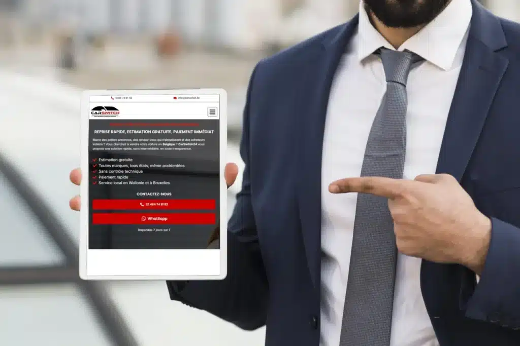 Homme présentant le site CarSwitch24 sur une tablette.