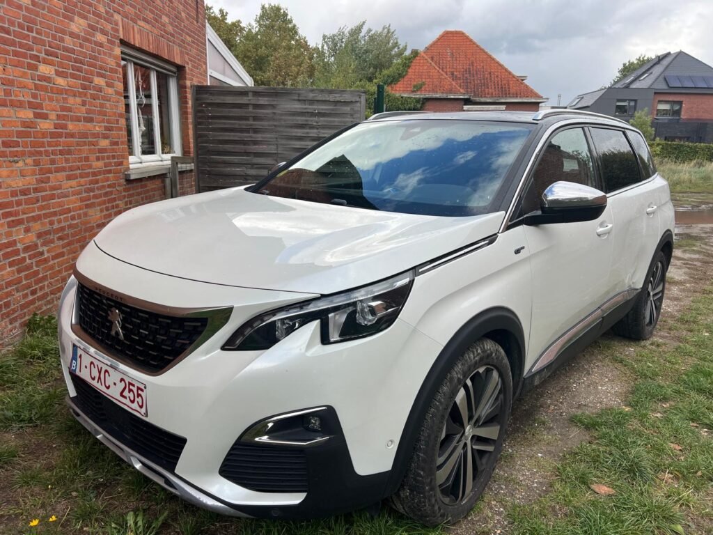Peugeot 3008 blanc de 2017 racheté à Rixensart, vu de trois quarts avant.