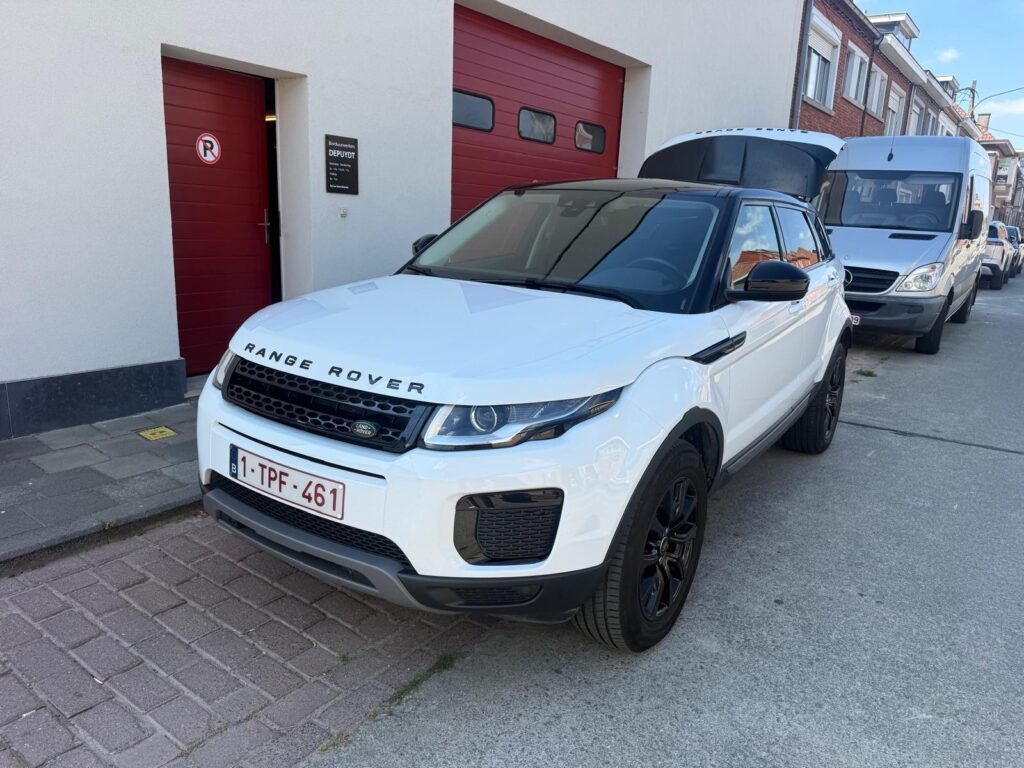Range Rover Evoque blanc de 2017 vu de trois quarts avant