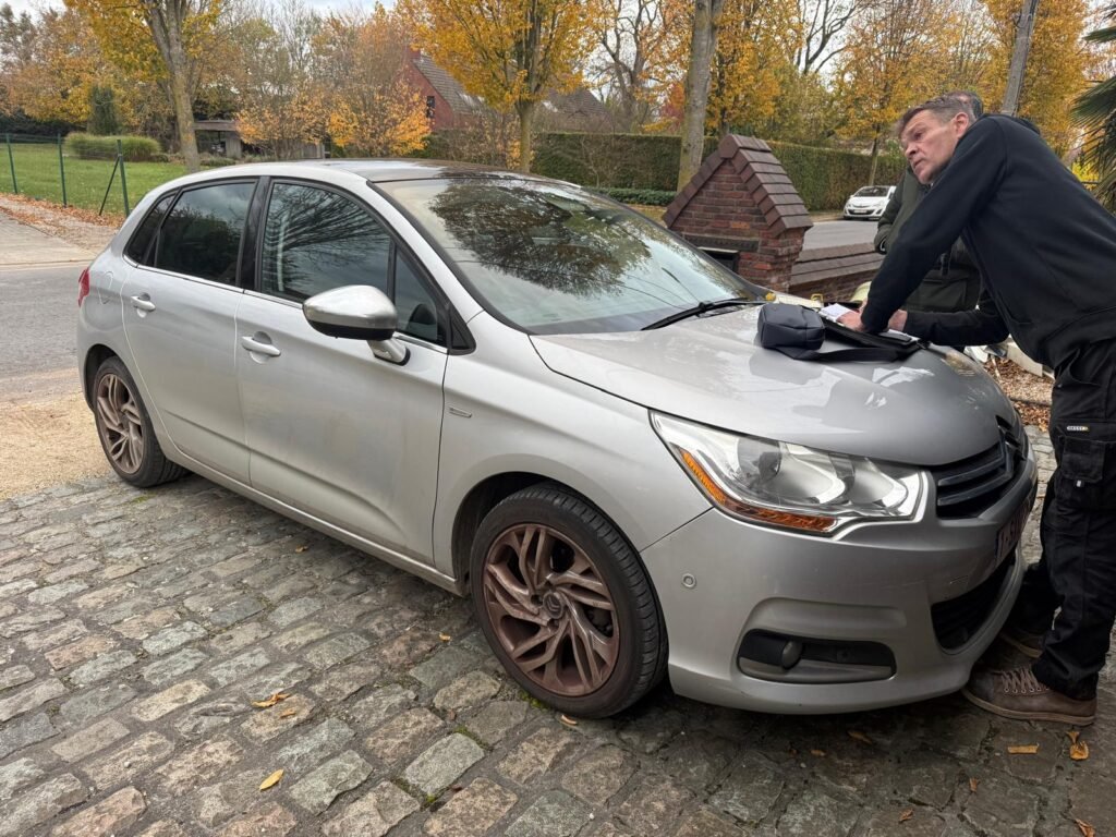 Citroën C4 grise de 2012 rachetée à Villers-la-Ville, vue de trois quarts avant.