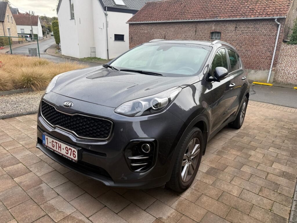 Kia Sportage gris de 2019 racheté à Braine-le-Château, vu de trois quarts avant.
