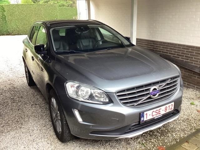 Volvo XC60 grise de 2017 rachetée à Beauvechain, vue de trois quarts avant.