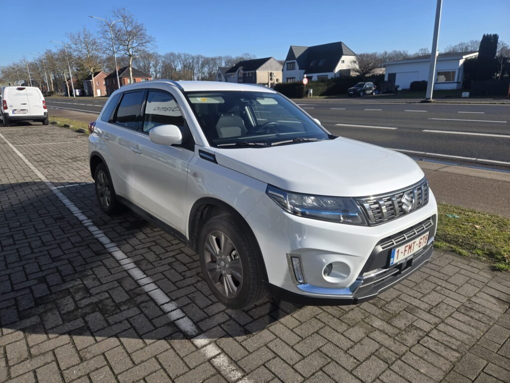 Suzuki Vitara blanche de 2022 rachetée par CarSwitch24 à Aiseau-Presles, vue de trois quarts avant