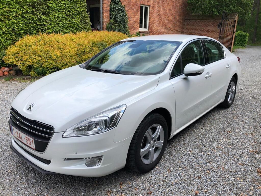 Peugeot 508 blanche de 2012 achetée par CarSwitch24 à Ath, vue de trois quarts avant.