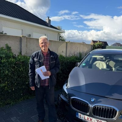 BMW 218 de 2018 grise vue de face, avec une personne à côté du véhicule