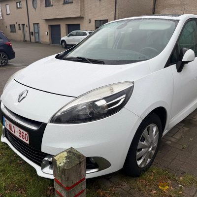 Renault Scénic blanc de 2015 racheté à Grez-Doiceau, vu de trois quarts avant.