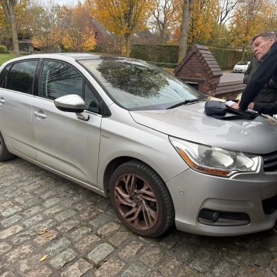 Citroën C4 grise de 2012 rachetée à Villers-la-Ville, vue de trois quarts avant.