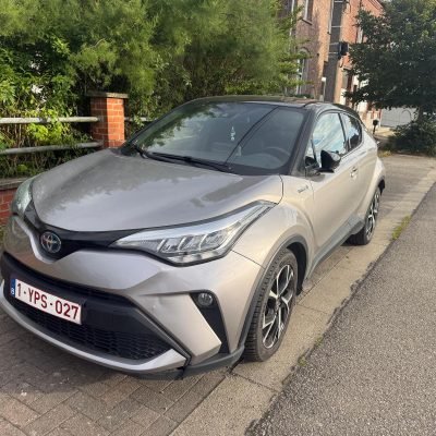 Toyota C-HR 2018 grise, vue de trois quarts avant