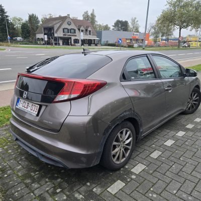 Honda Civic grise de 2014 achetée à Ittre, vue de trois quarts arrière