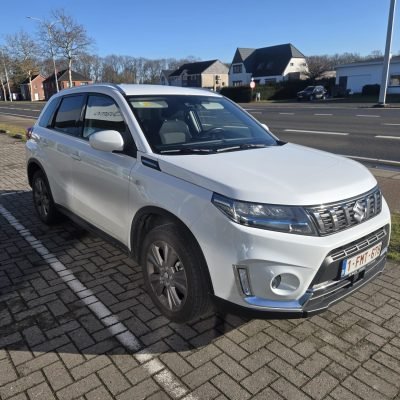 Suzuki Vitara blanche de 2022 rachetée par CarSwitch24 à Aiseau-Presles, vue de trois quarts avant