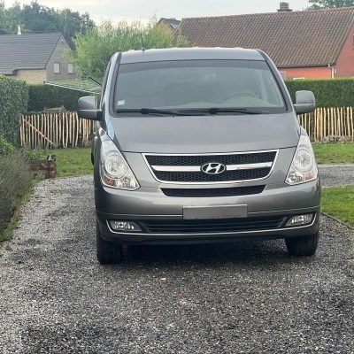 Hyundai H-1 gris vu de face, acheté par CarSwitch24 à Boussu.