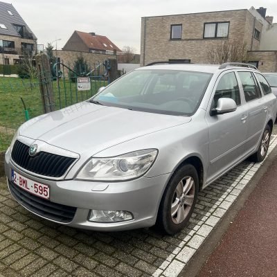 Škoda Octavia break grise de 2011 rachetée par CarSwitch24 à Antoing